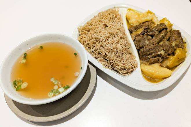 110. Curry Beef Brisket with Noodle 咖喱牛腩撈麵